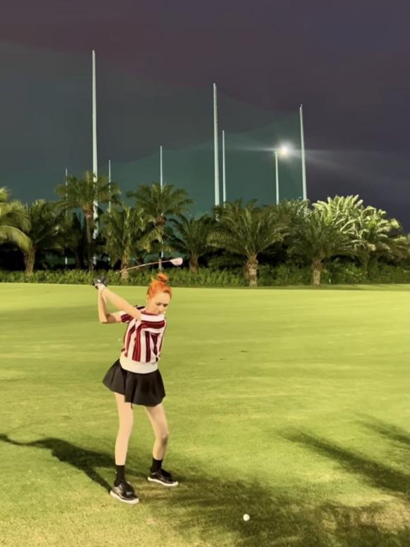 Hiền Hồ khoe hình đánh golf, đôi chân tong teo gây chú ý-4