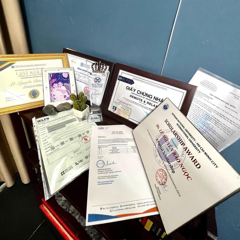 Hoa hậu Bảo Ngọc gây choáng ngợp với bằng khen đầy nhà-3