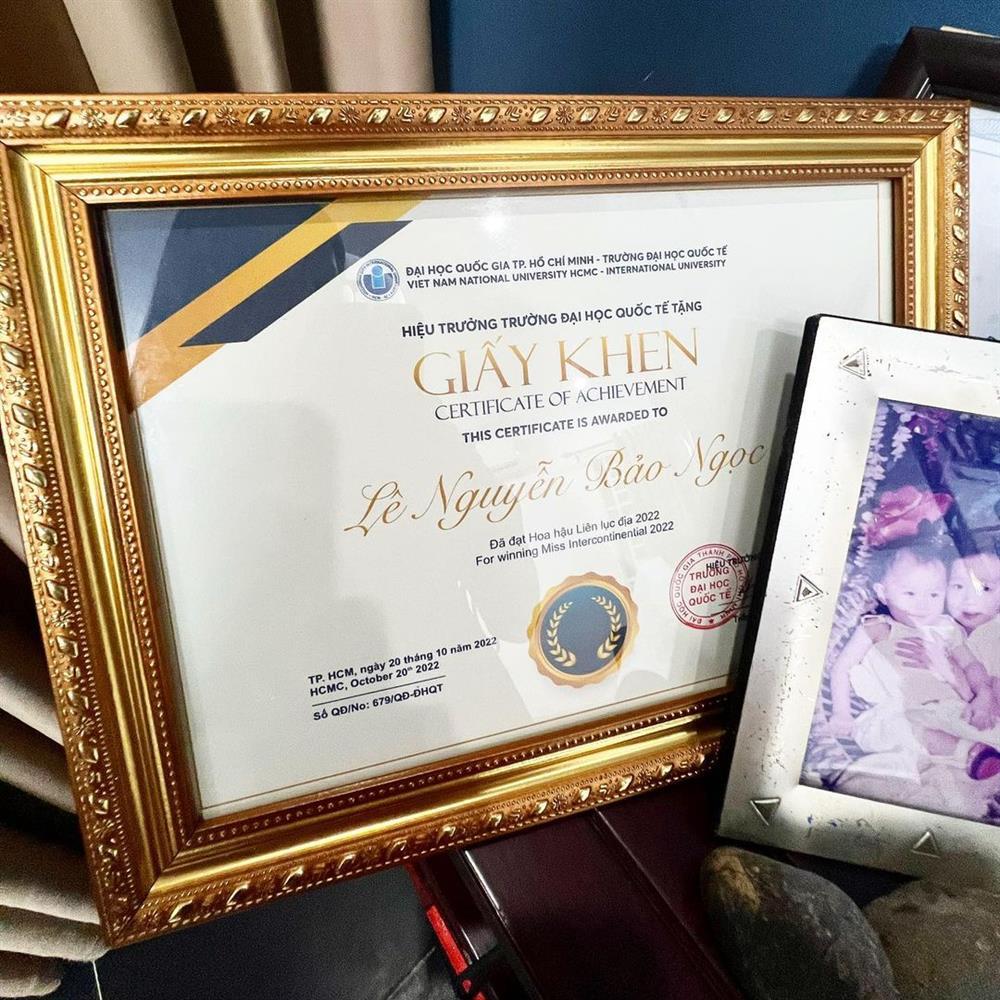 Hoa hậu Bảo Ngọc gây choáng ngợp với bằng khen đầy nhà-5