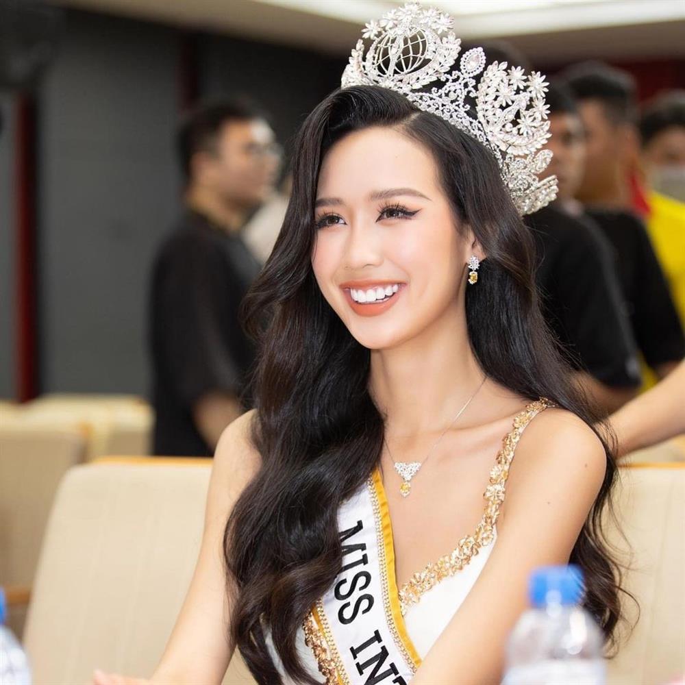 Hoa hậu Bảo Ngọc gây choáng ngợp với bằng khen đầy nhà-6