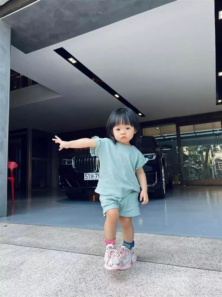 Con gái Cường Đô La ngoài giống bố còn giống Đàm Thu Trang như lột-8