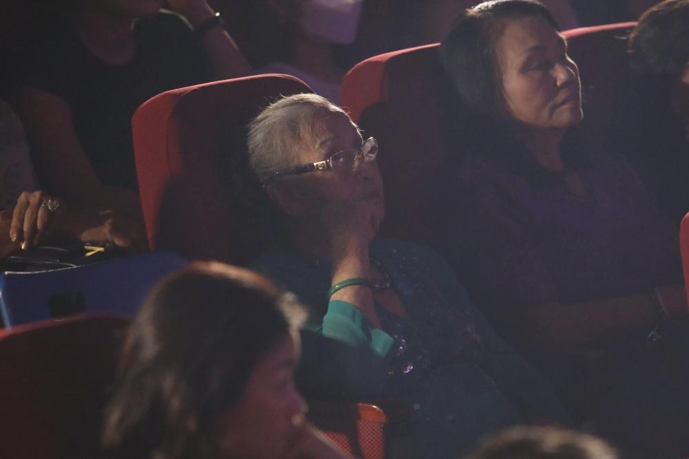 Mẹ ruột đến xem Hoài Linh biểu diễn trong đêm nhạc từ thiện-1