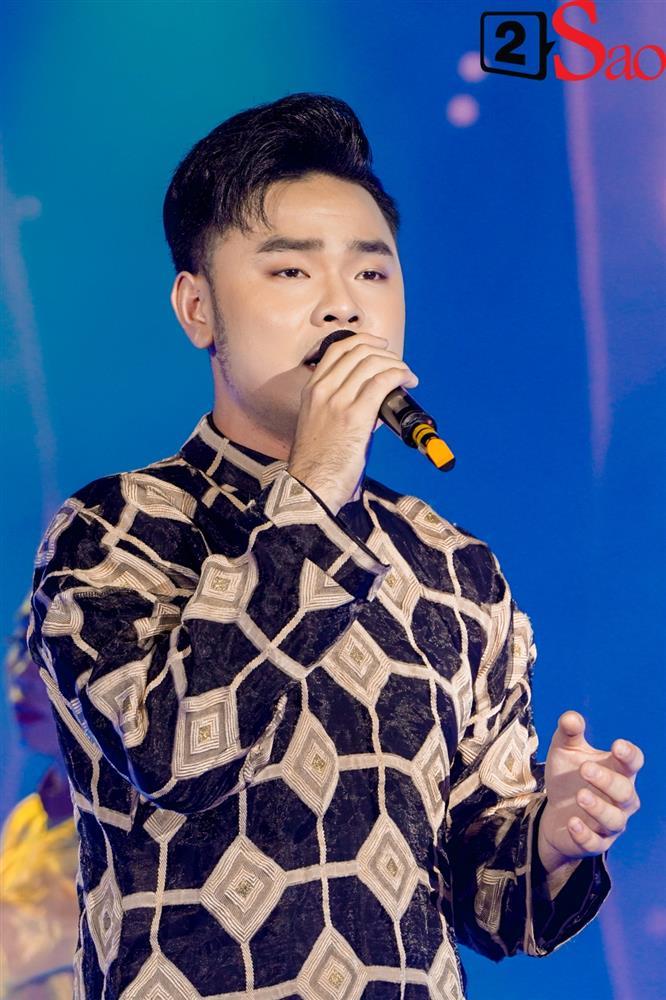 Mẹ ruột đến xem Hoài Linh biểu diễn trong đêm nhạc từ thiện-10