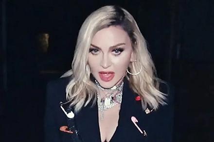 Madonna gây sốc vì đăng ảnh khoe ngực trần