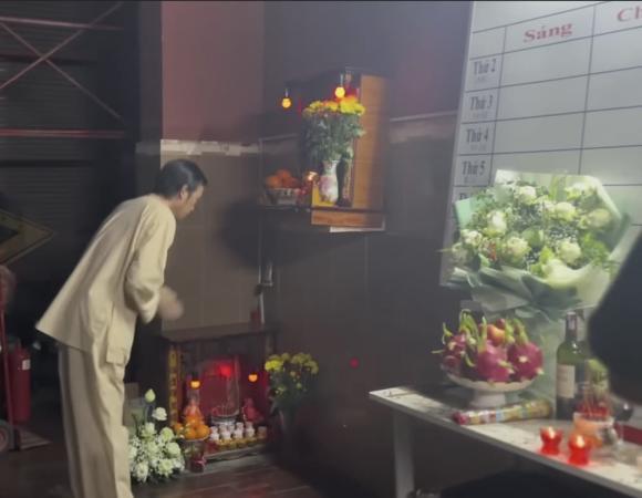 Hoài Linh lần đầu thắp hương cho Phi Nhung-2