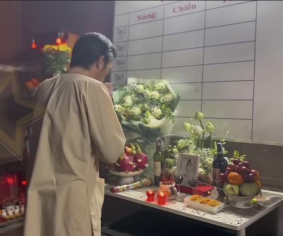 Hoài Linh lần đầu thắp hương cho Phi Nhung-4