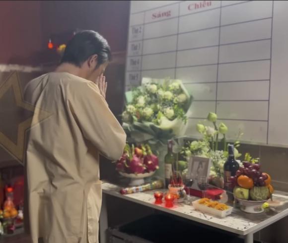 Hoài Linh lần đầu thắp hương cho Phi Nhung-5