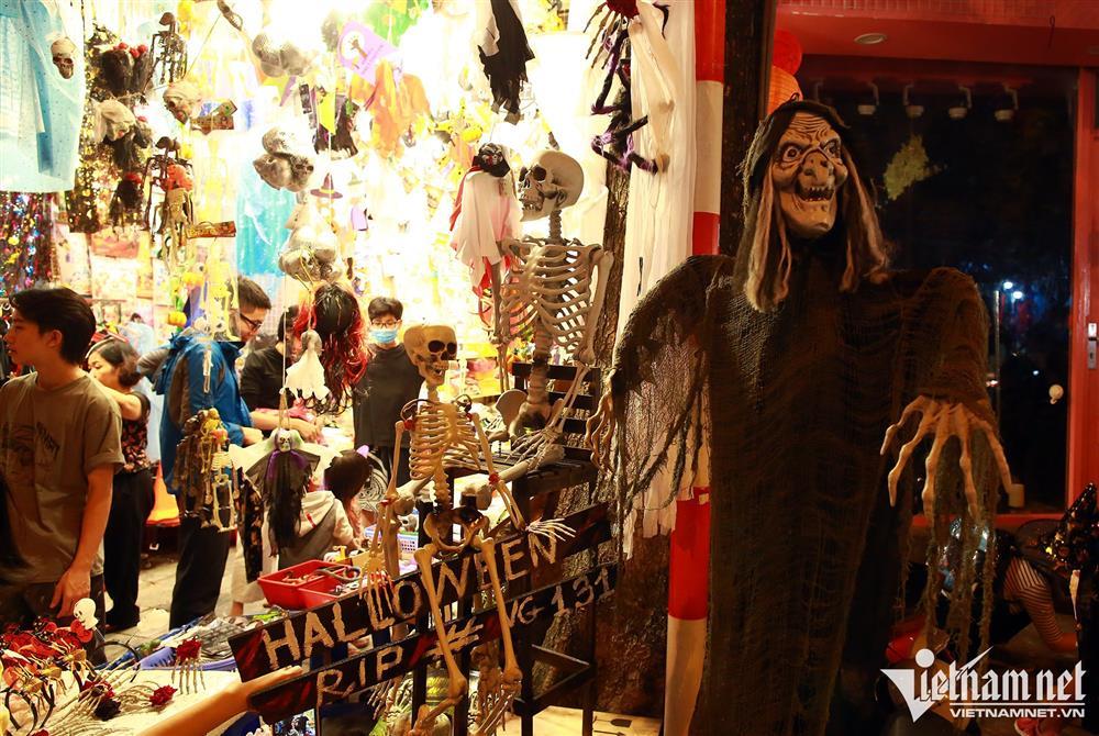 Tới phố Hàng Mã trước đêm Halloween như bước vào địa ngục-1