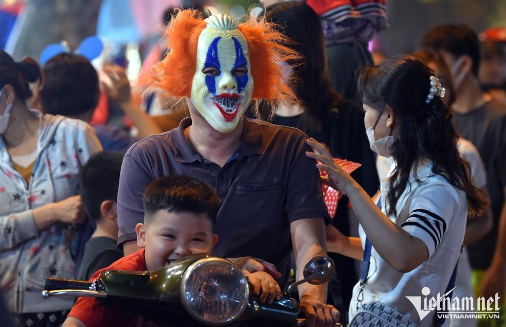 Tới phố Hàng Mã trước đêm Halloween như bước vào địa ngục-5