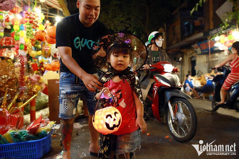 Tới phố Hàng Mã trước đêm Halloween như bước vào địa ngục-7
