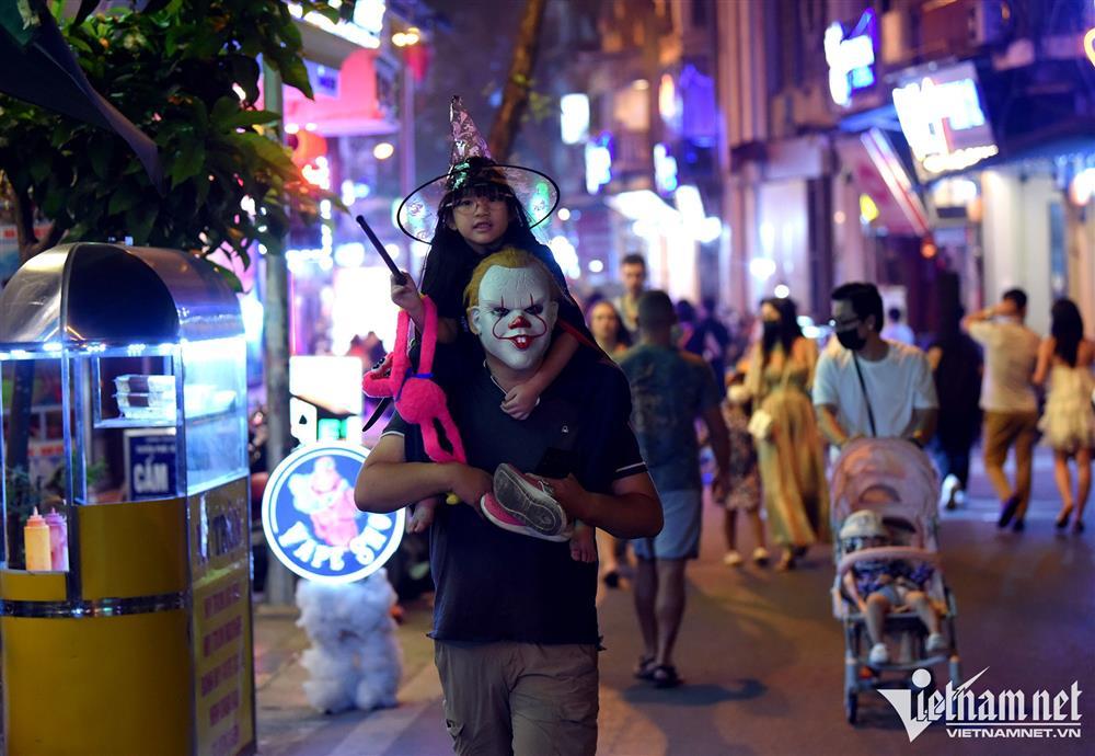 Tới phố Hàng Mã trước đêm Halloween như bước vào địa ngục-8