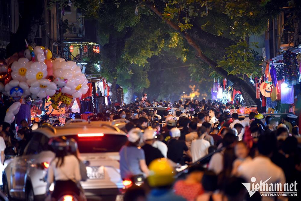 Tới phố Hàng Mã trước đêm Halloween như bước vào địa ngục-10