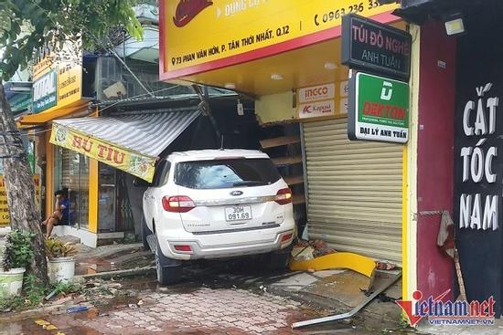 Thanh niên 20 tuổi lái ô tô 7 chỗ đâm sập tường căn nhà ở TP.HCM