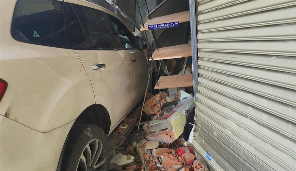 Thanh niên 20 tuổi lái ô tô 7 chỗ đâm sập tường căn nhà ở TP.HCM-2