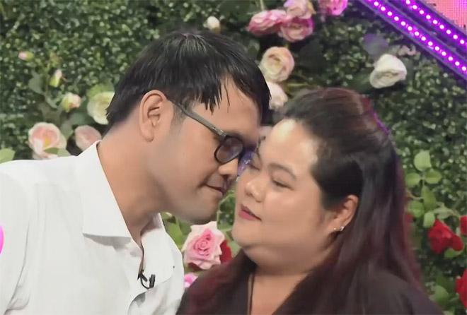 35 năm chưa yêu ai, chàng dược sĩ được ông bà mối chỉ cách ôm-8