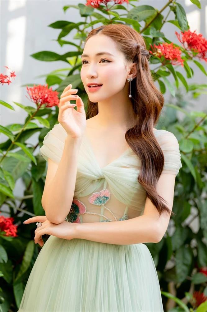 Hòa Minzy tổ chức hát văn nghệ trên livestream bán hàng-3