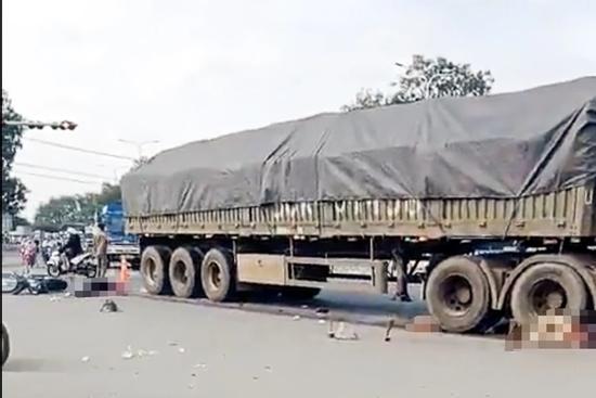 4 người trong một gia đình tử vong sau va chạm với xe đầu kéo