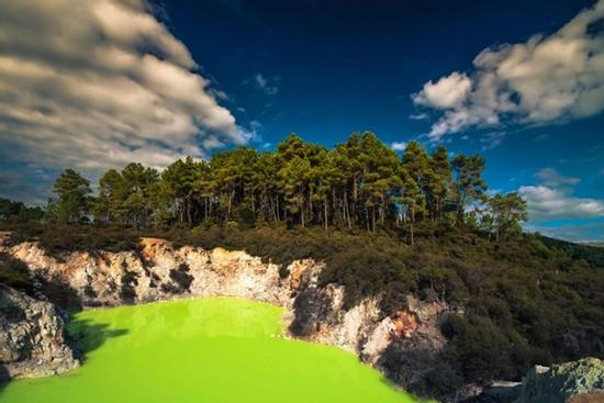 Bí ẩn 'phòng tắm của quỷ' nồng nặc mùi trứng thối ở New Zealand