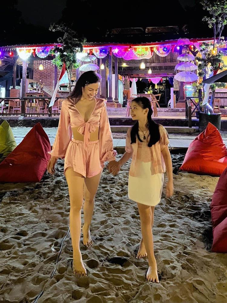 Phương Trinh Jolie bị chê khoe vòng 1 quá đà bên con gái-3