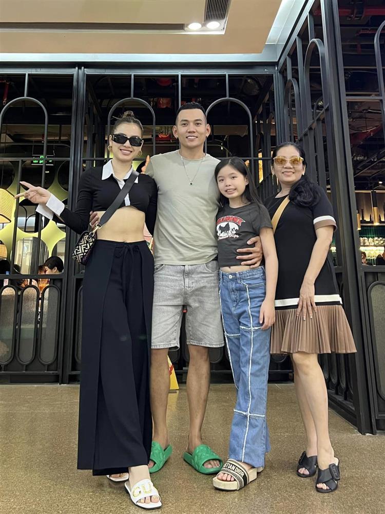 Phương Trinh Jolie bị chê khoe vòng 1 quá đà bên con gái-4