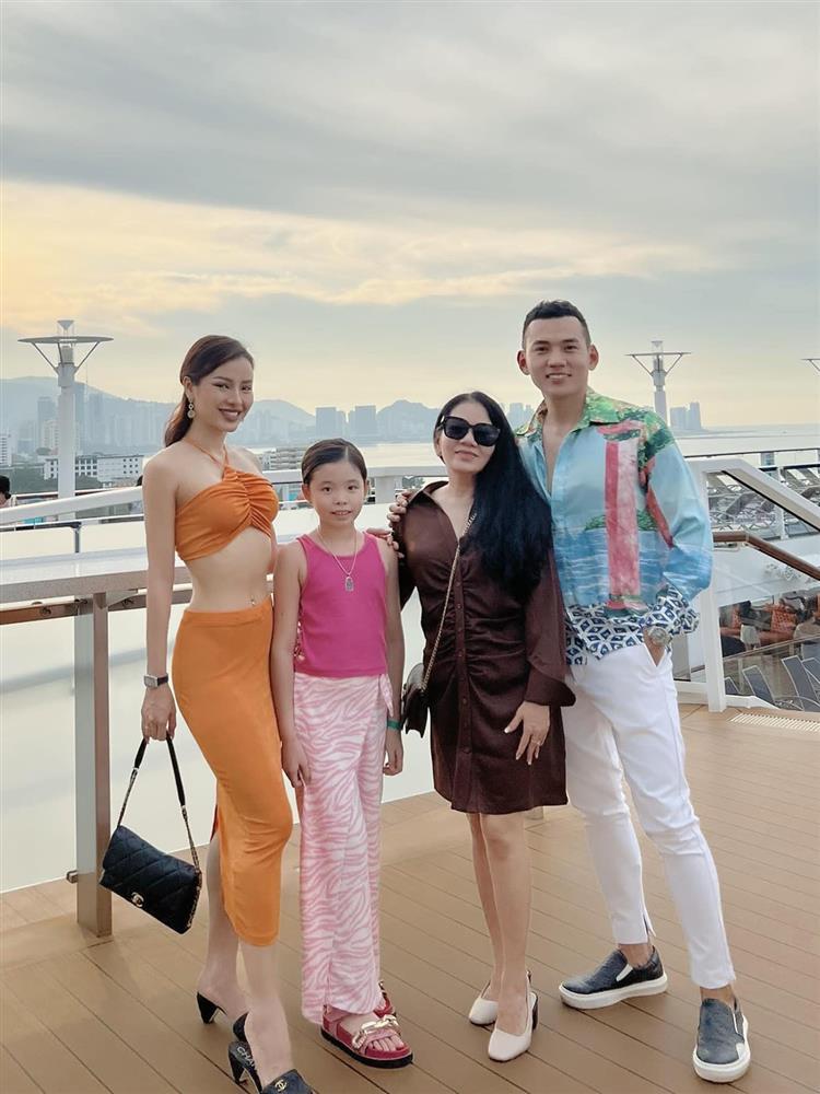 Phương Trinh Jolie bị chê khoe vòng 1 quá đà bên con gái-5