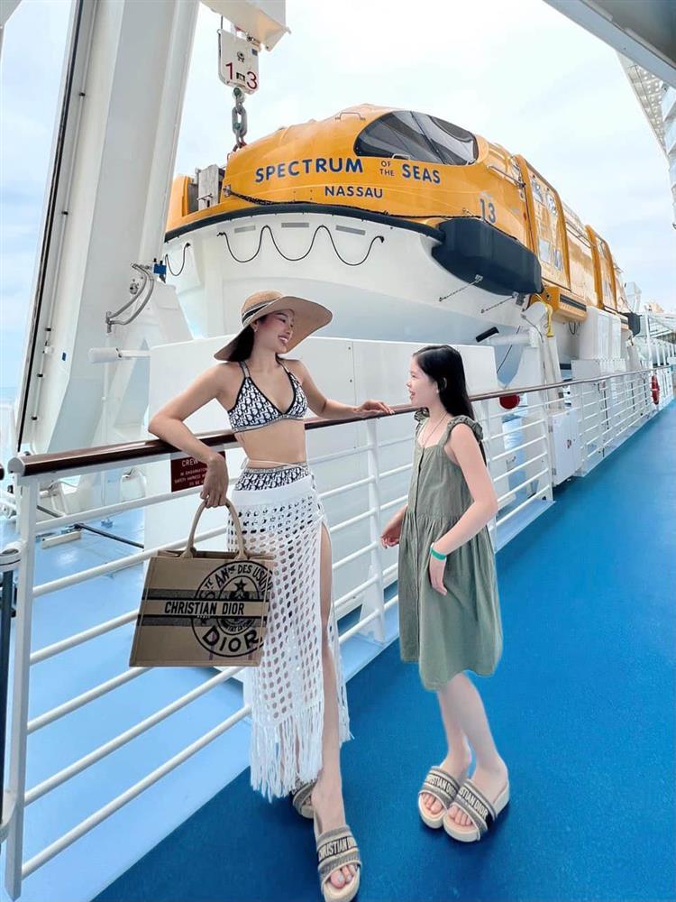 Phương Trinh Jolie bị chê khoe vòng 1 quá đà bên con gái-6