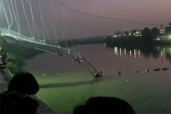 Sập cầu treo ở Ấn Độ, ít nhất 90 người tử vong-1