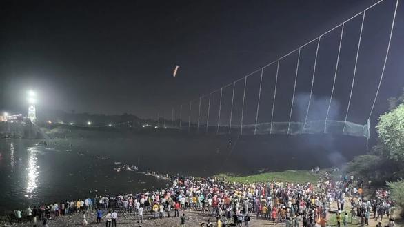 Sập cầu treo ở Ấn Độ, ít nhất 90 người tử vong-3