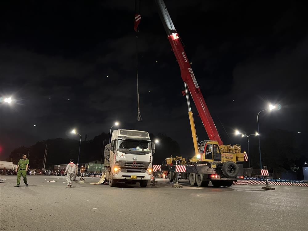 Xe đầu kéo tông trúng, cả nhà 4 người bị cán tử vong-3