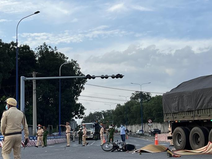 Xe đầu kéo tông trúng, cả nhà 4 người bị cán tử vong-2