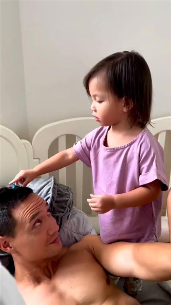 Kim Lý được Leon và Lisa nhiệt tình làm đẹp khi Hà Hồ đi vắng-1