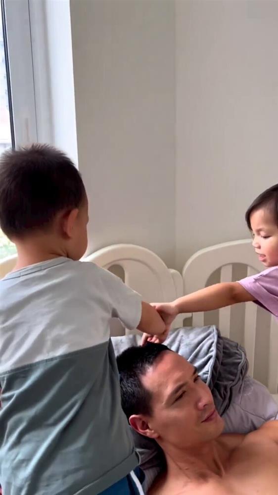 Kim Lý được Leon và Lisa nhiệt tình làm đẹp khi Hà Hồ đi vắng-2