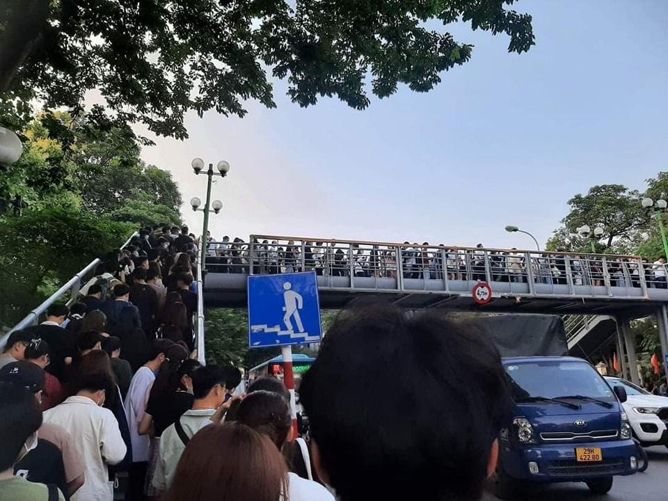 BTC lên tiếng về thông tin 1 sinh viên tụt huyết áp khi xếp hàng xem MONO-3