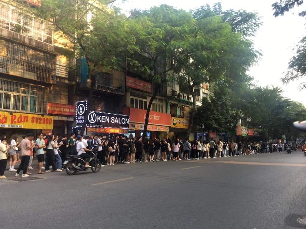 BTC lên tiếng về thông tin 1 sinh viên tụt huyết áp khi xếp hàng xem MONO-4