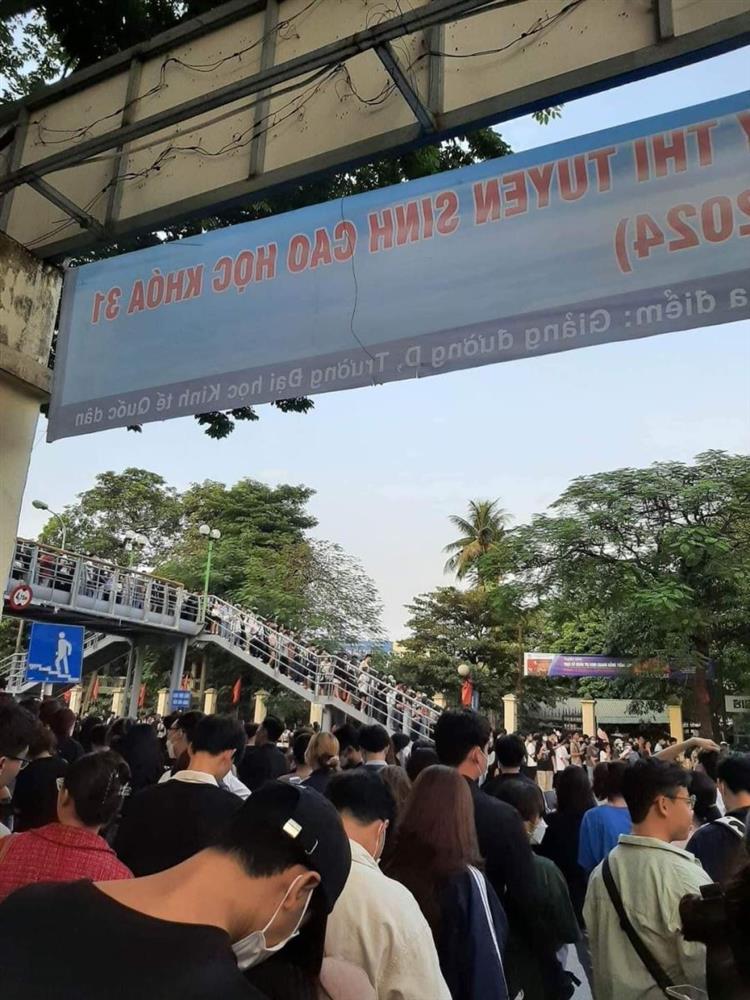 1 sinh viên tụt huyết áp khi xếp hàng xem MONO biểu diễn