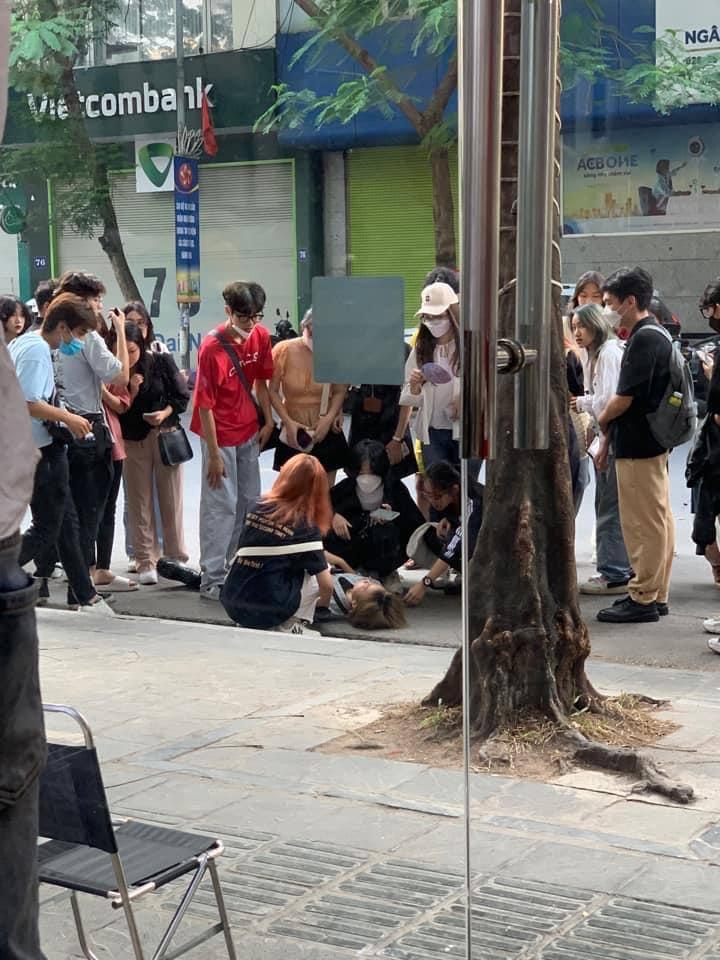 BTC lên tiếng về thông tin 1 sinh viên tụt huyết áp khi xếp hàng xem MONO-7