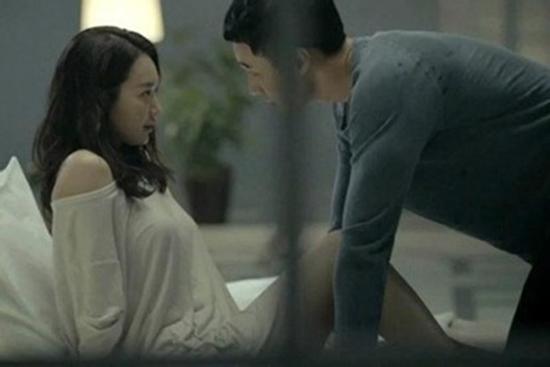 Vợ lén lút gặp người yêu cũ, chồng đau khổ mà không thể ly hôn