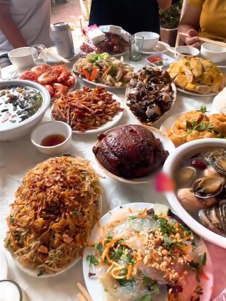 Choáng ngợp mâm cỗ quê, sương sương 14 món toàn sơn hào hải vị-2