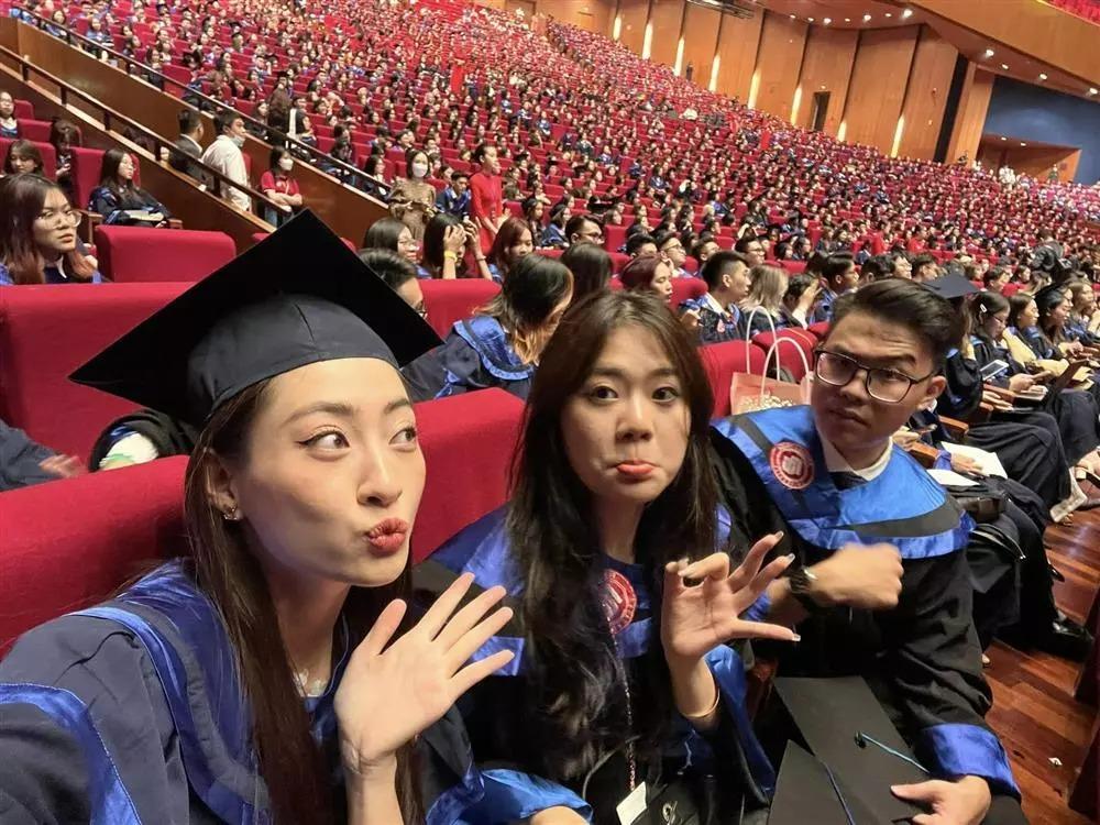 Hoa hậu ngày tốt nghiệp Đại học: Tiểu Vy có phải đẹp đỉnh?-11