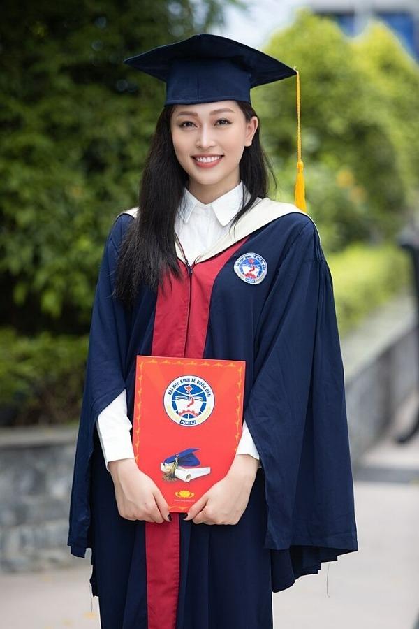 Hoa hậu ngày tốt nghiệp Đại học: Tiểu Vy có phải đẹp đỉnh?-20