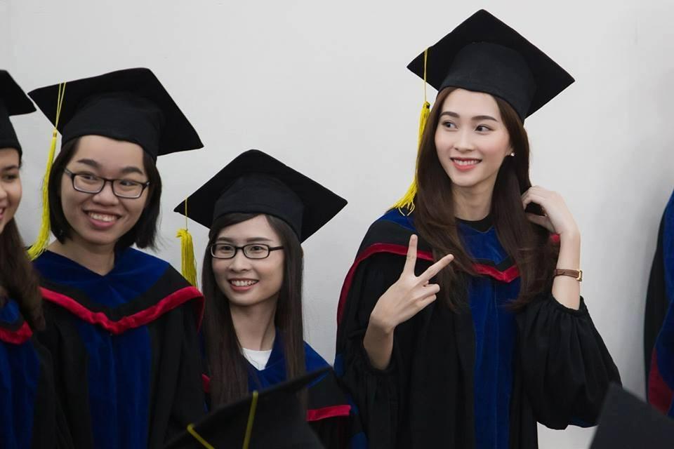 Hoa hậu ngày tốt nghiệp Đại học: Tiểu Vy có phải đẹp đỉnh?-16