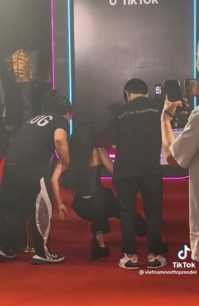 Hot girl Trứng rán ngã dúi dụi trên thảm đỏ: Vô ý hay chiêu trò?-3