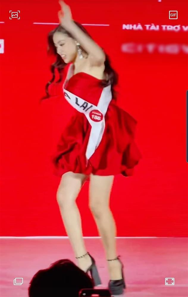 Hot girl Trứng rán ngã dúi dụi trên thảm đỏ: Vô ý hay chiêu trò?-8