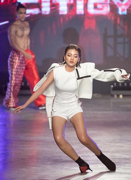 Hot girl Trứng rán ngã dúi dụi trên thảm đỏ: Vô ý hay chiêu trò?-9