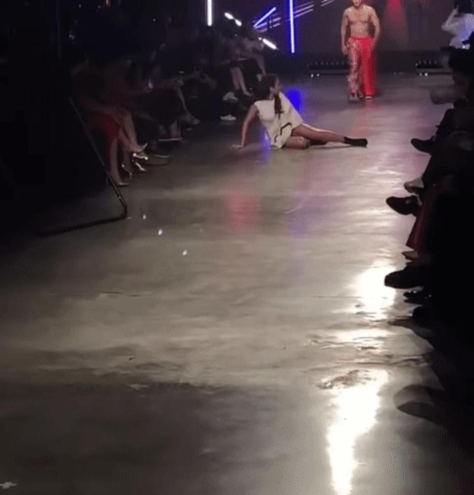 Hot girl Trứng rán ngã dúi dụi trên thảm đỏ: Vô ý hay chiêu trò?-12