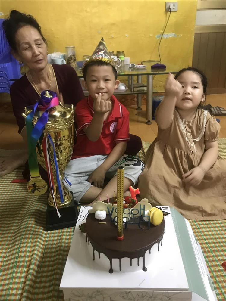 Tin showbiz Việt ngày 31/10: Việt Trinh vượt thị phi nuôi dạy con-11