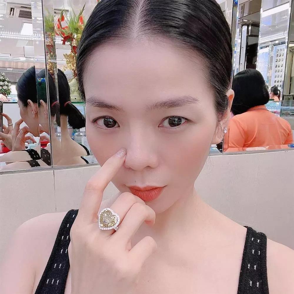 Vợ 3 Chi Bảo đụng Lệ Quyên nhẫn kim cương giá cả căn nhà-4