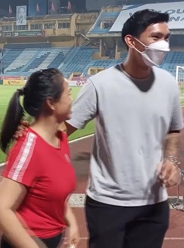 Cùng Đoàn Văn Hậu xem bóng đá, Hải My bị bảo vệ cản lại-5