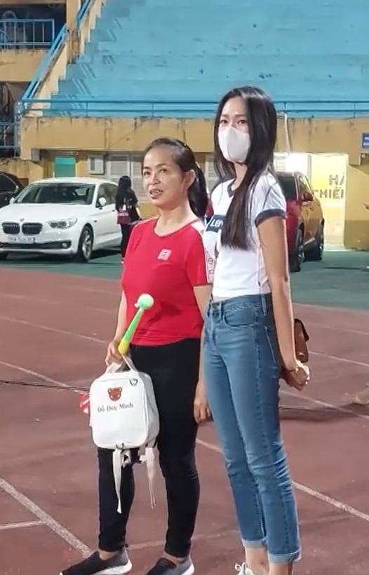 Cùng Đoàn Văn Hậu xem bóng đá, Hải My bị bảo vệ cản lại-4