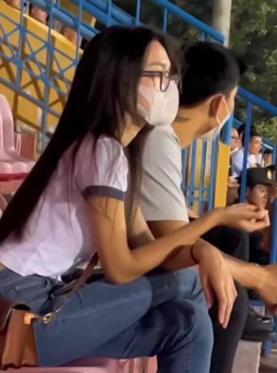 Cùng Đoàn Văn Hậu xem bóng đá, Hải My bị bảo vệ cản lại-2